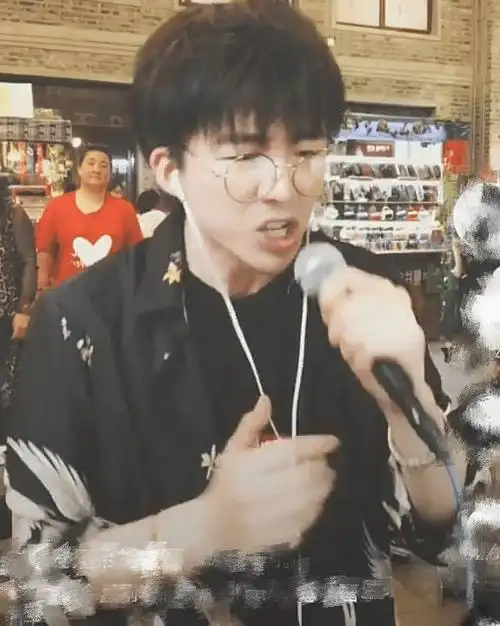 刘宇宁生图暴露真实颜值,身材发福,皮肤粗糙,与精修图判若两人