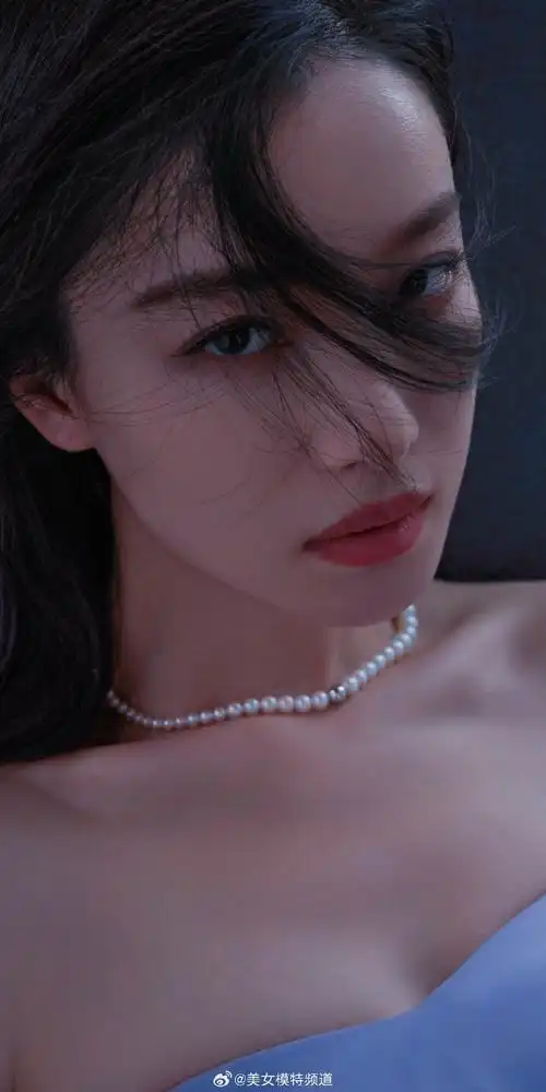 倪妮紫色抹胸礼服慵懒且妩媚