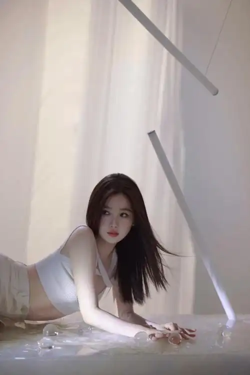 虞书欣封面拍摄花絮尽显清爽文艺穿白色深v露背长裙秀好身材