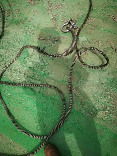 吊车钢丝绳编织长度不够,不符合规范要求.