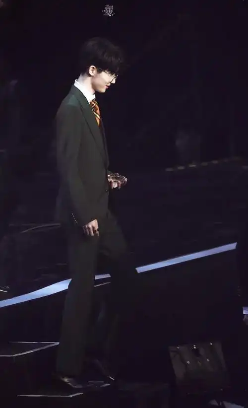 马嘉祺星光大赏,gucci墨绿色西装,矜贵清冷小少爷,就很绝!