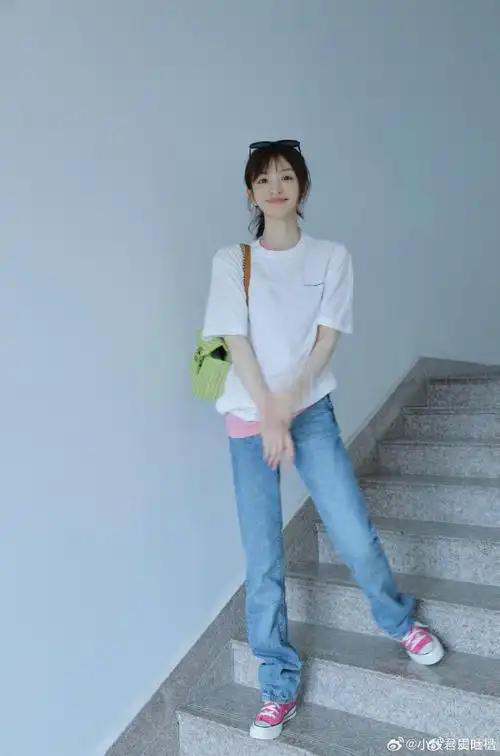 田曦薇白t牛仔裤#好白净好清纯,这种美女如果在大学绝对是校花级的