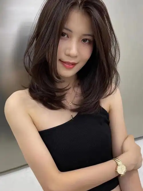 接发【发型推荐】今日推荐一款适合大多数人很好打理的发型——锁骨发