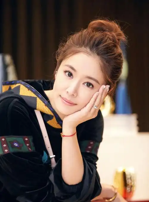 林心如网上晒女儿"奶油桂花手"照片 网友:手很漂亮 想看正面