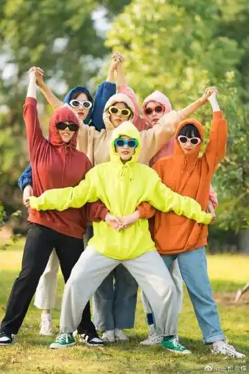 人像摄影相册:       #高校查寝可摆pose拍照# 寝室照