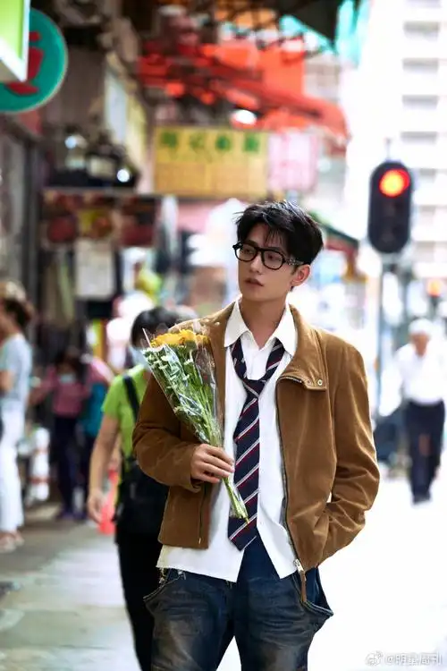 杨洋街头酷boy##杨洋街头手捧鲜花