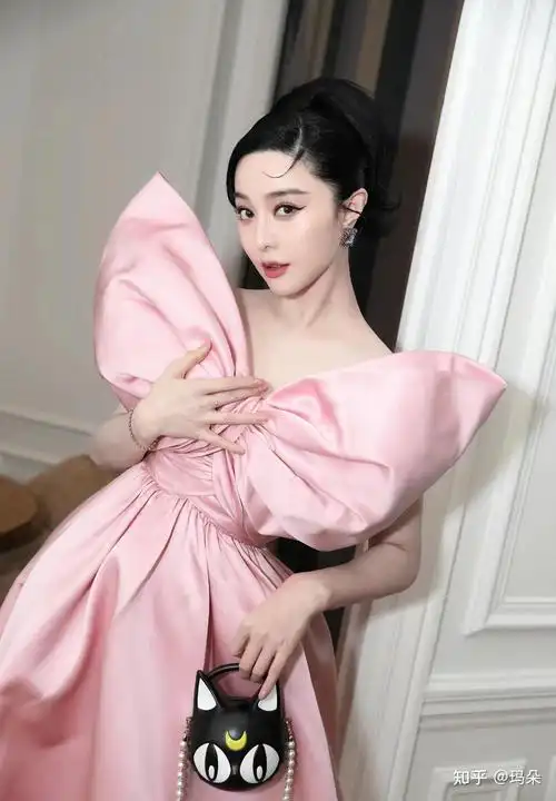 范冰冰巴黎高调亮相站在玻璃窗前网友像不像一个围城隐喻