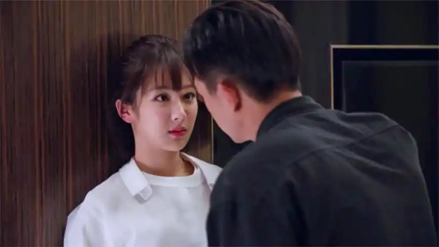 杨紫李现吻戏为何只拍上半身?当镜头往下移时,网友们笑出猪叫声