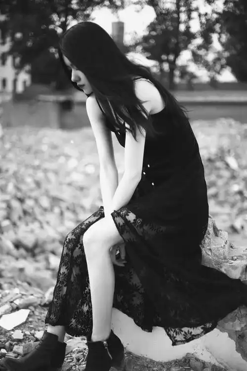 黑白风格吊带裙可爱美女写真图相似的人适合一起风花雪月