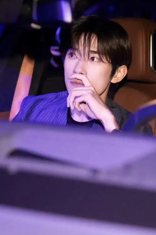 易烊千玺竖纹蓝西装