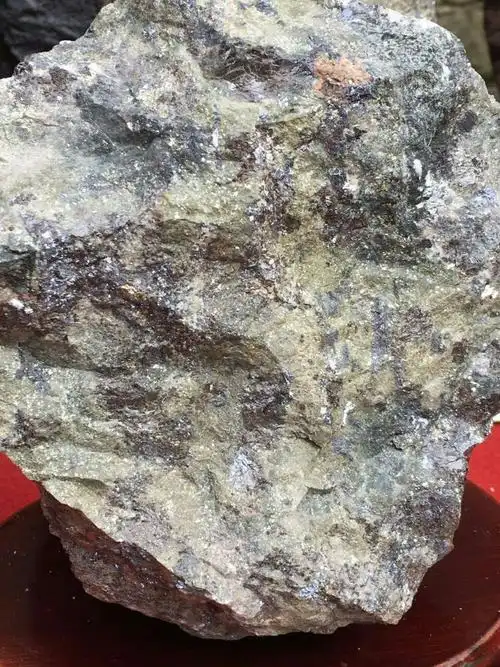 这就是矿石,你知道亮晶晶的是什么吗?黄金吗?哈哈你猜错了,它是硫磺.