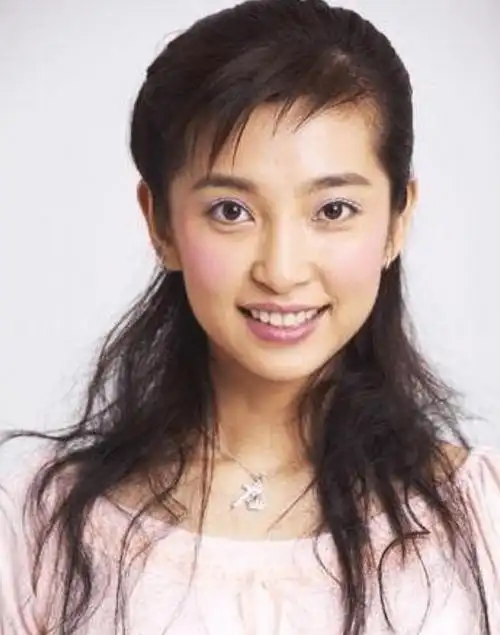 当然现在是看不出来,如此落落大方的李冰冰,小时候还是个性格内向的小