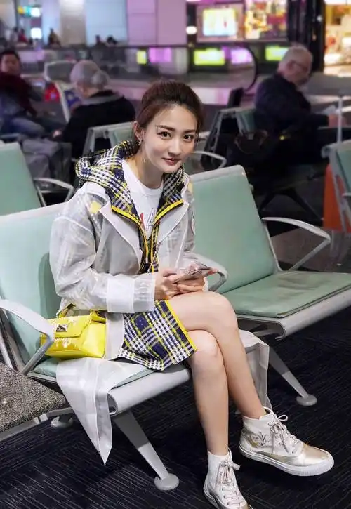 徐璐穿搭很真实,一些简单的衣服就能穿出美的质感_look_时尚_格子