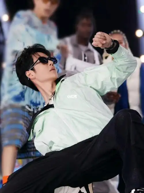 酷盖王一博  #这就是街舞5总决赛   海王博好像回来了059003