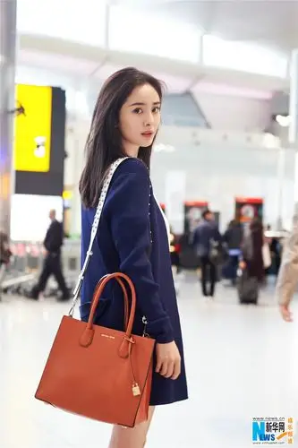 杨幂机场街拍玩转休闲风造型活泼不失活力