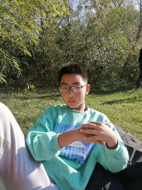 进入初中生活的小伙子