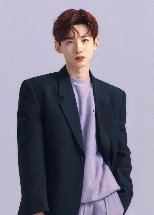 白敬亭这么一位大帅哥,不管是演戏还是颜值,都是非常圈粉的,而且身材