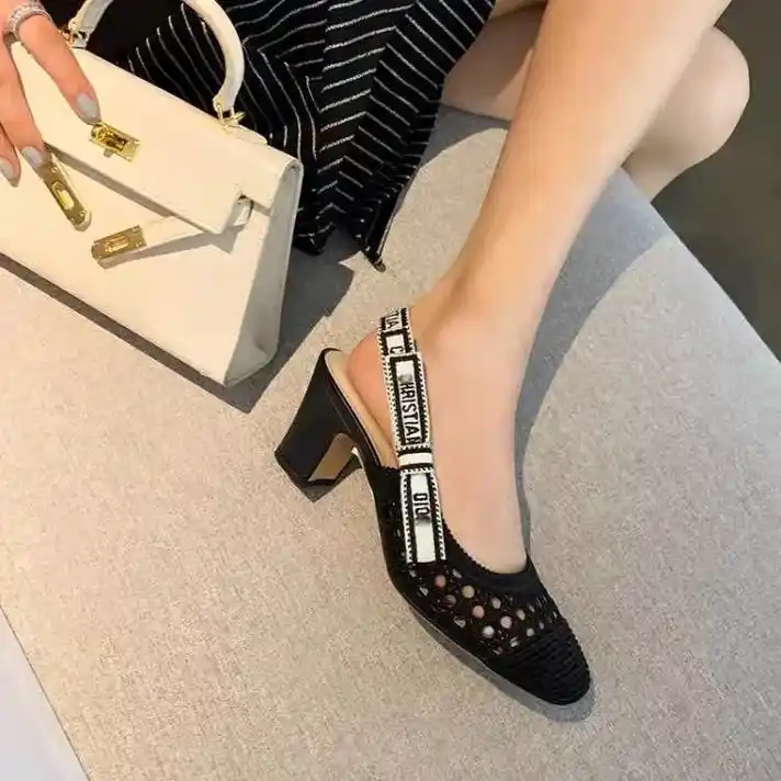 90圆头织带凉鞋.顶级版,2021早春最新款贸易单,粗跟镂空 - 抖音