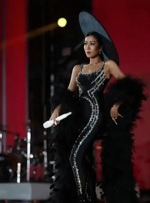 广州夜男星戴蕾丝穿裙子妩媚台步让人汗毛直立