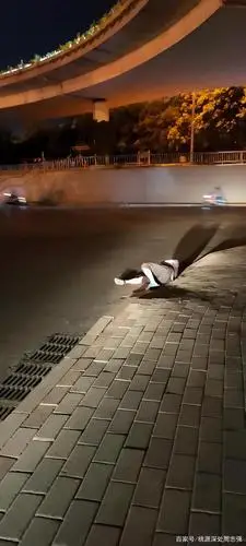 今天晚上9:30左右刚刚发现,焦作市塔南路万方桥下,有一个中年男子傻傻