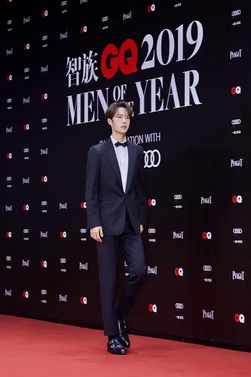 王一博今晚智族gq盛典的造型你打几分?黑色西装 小领结