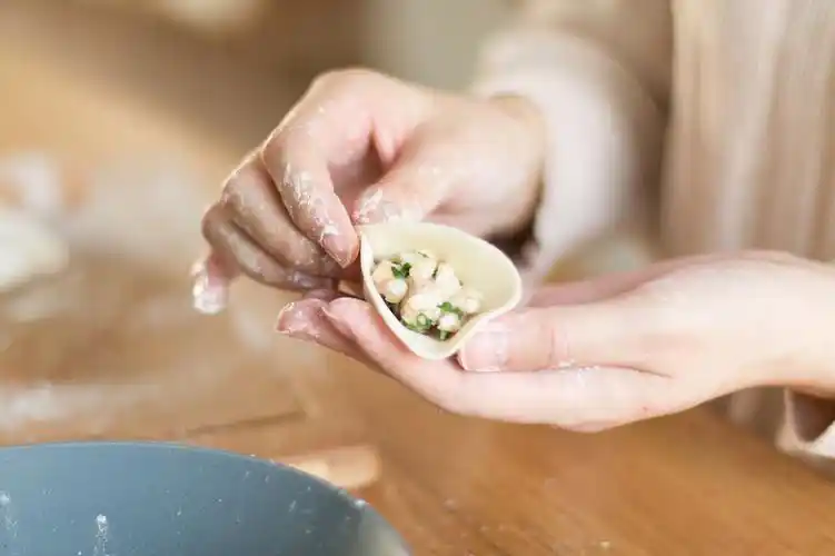 中国传统包饺子图片