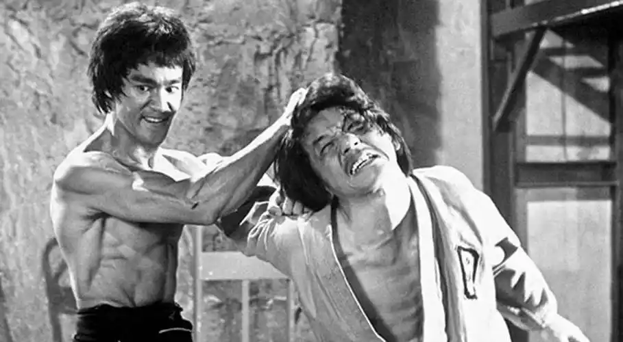 为什么说成龙是花拳绣腿,而李小龙是真功夫,结合影视资料告诉你