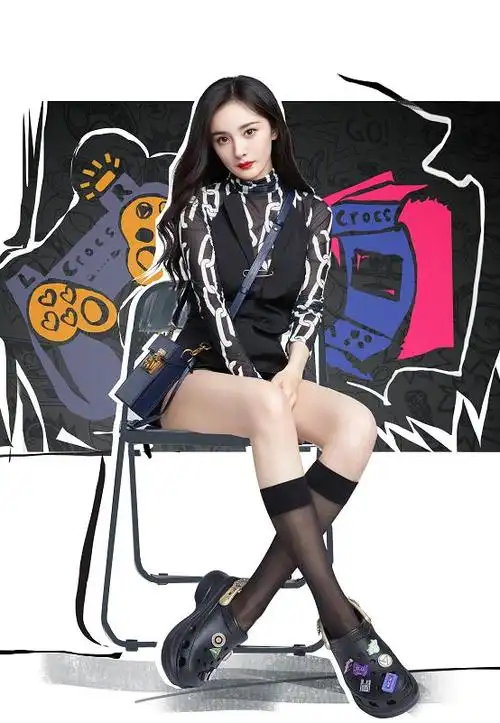 大家都嫌弃的洞洞鞋被杨幂穿火了只有她敢搭短裤穿