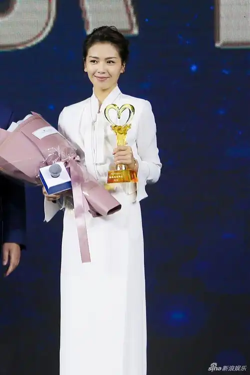 近日,中国慈善榜颁奖典礼,刘涛一身白色连衣裙现身,摇曳的裙摆显得