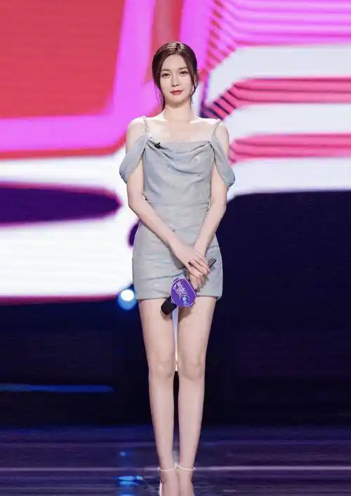 原创沈梦辰这双腿太羡慕了红色大领连衣裙还是露背的腿是真的长