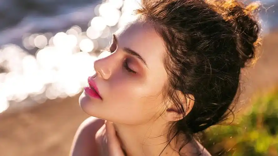 性感吊带裙欧洲美女户外火辣写真,高清壁纸图片,欧美美女-回车桌面