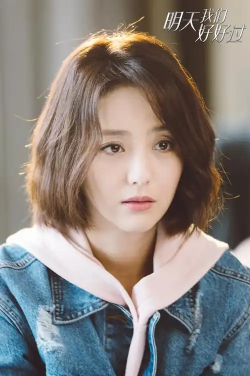 佟丽娅晒出一组新电视剧中的剧照穿一件牛仔外套内搭粉红色的连帽卫衣