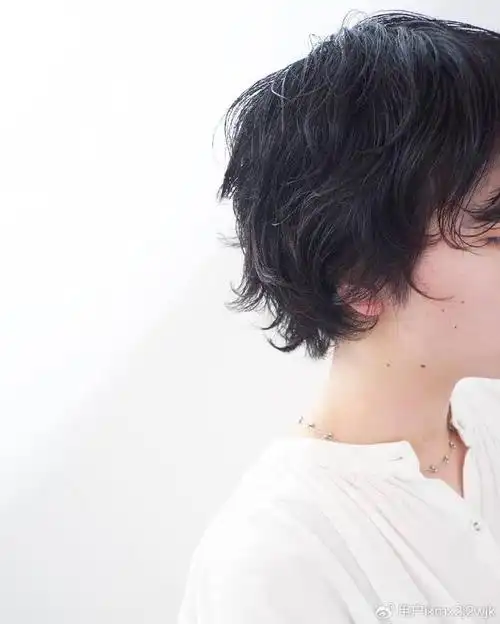 短发这样烫蓬松不太卷,好看不老气,效果嘎嘎好|烫发|短发|头发_新浪