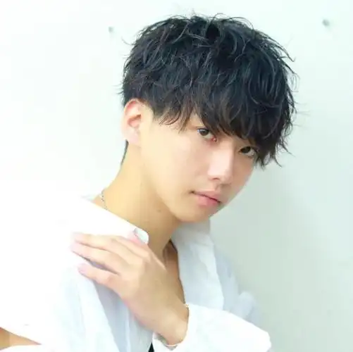 男生轻微纹理烫换个纹理发型感觉帅多了