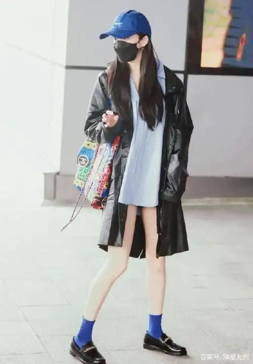 杨幂衣品真好,"下衣失踪"配黑色皮衣外套,大长腿谁见谁酸