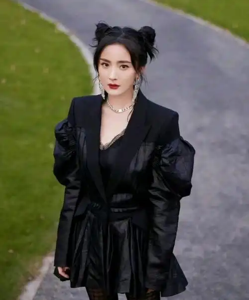 杨幂新造型,双丸子小魔女的形象,让人眼前一亮!