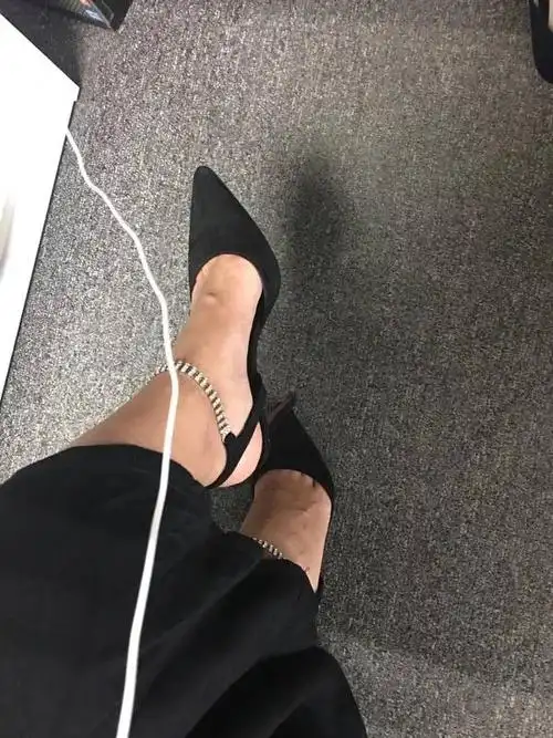 尖头羊绒黑色镂空裸脚细跟,水钻一字扣性感高跟