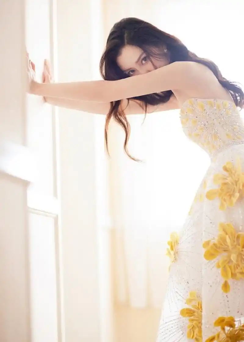 angelababy杏黄夏花抹胸裙造型释出,baby身着2021高定仙裙,杏黄花朵