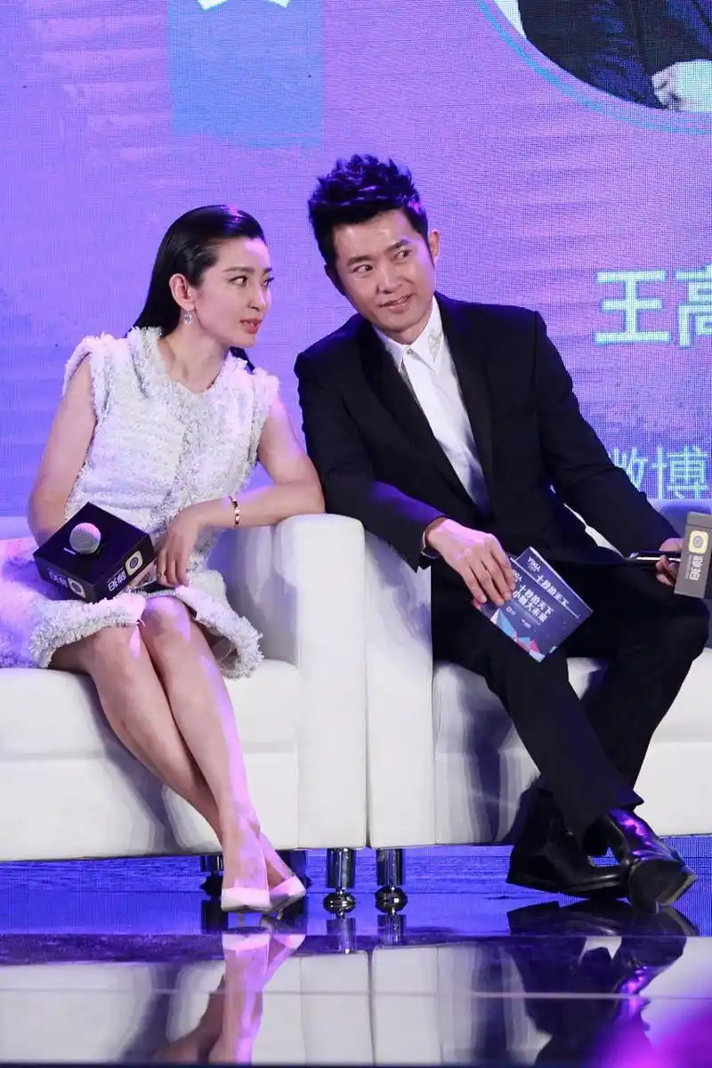 1995年,李冰冰贴在任泉耳边说话:"你跟我去广州拿我的代言费,26万现金