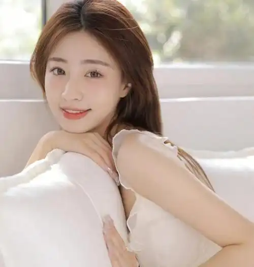 而现在很多女生都想拥有一个白皙细腻的皮肤,所以她们就会借助化妆的