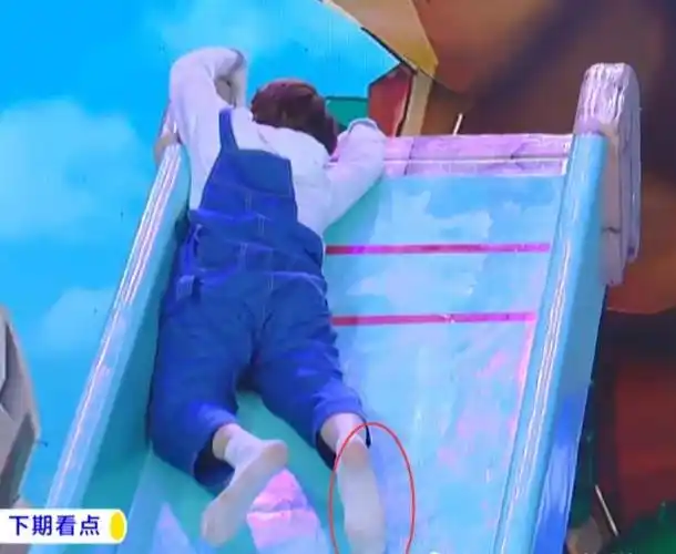 蔡徐坤不小心从滑梯上摔倒看了他的袜子亮了这是有几天没洗了