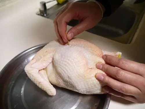 大厨细心亲手拔鸡毛