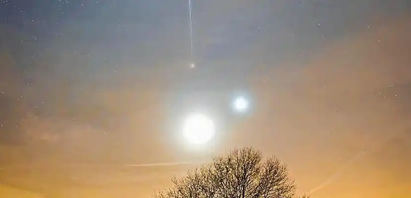 伍杜(maxime oudoux)拍到了月亮,金星,火星同时出现的照片,而且照片上