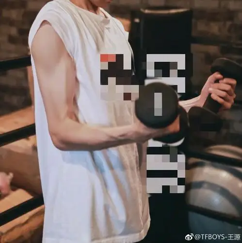 王源举铁大秀肌肉力量感满满 勤奋举铁十分努力