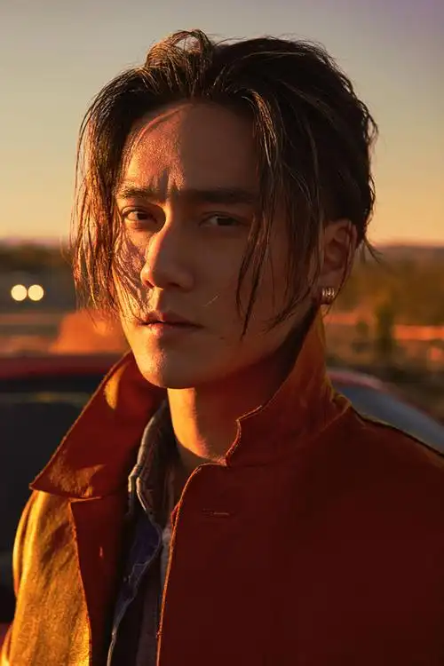 硬汉小生蒋劲夫赴西海岸拍大片 狂野率性露纹身(图)