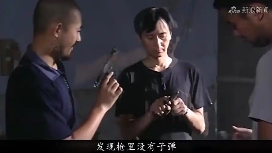 极限追捕:胡志军不慎摔伤腿,半路拦车让老乡帮忙,拉他去省界