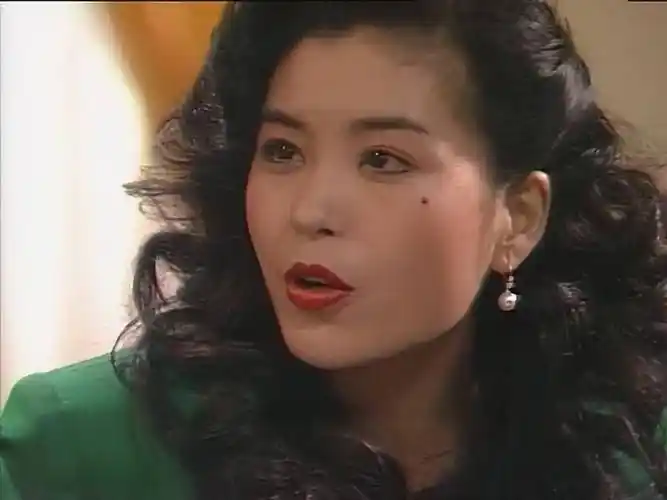 必须要提一下,在这个群像剧中,伍咏薇演活了颜如玉,波浪卷发,烈焰红唇