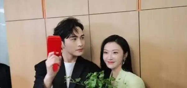 景甜挽手张彬彬扫楼,穿浅绿色的套装好清新,双眼紧闭._气质_风格_气息