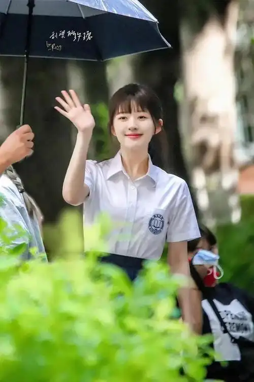 把这些专属于学生时代的元素一个个翻出来,放在赵露思的身上