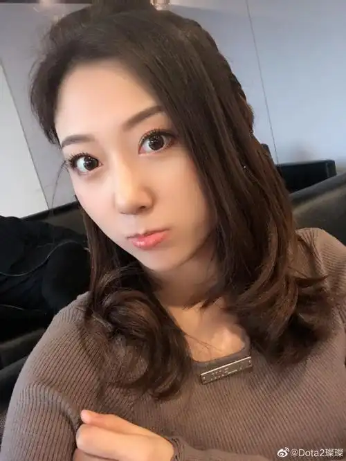 dota2解说璨璨晒照两个角度两个人